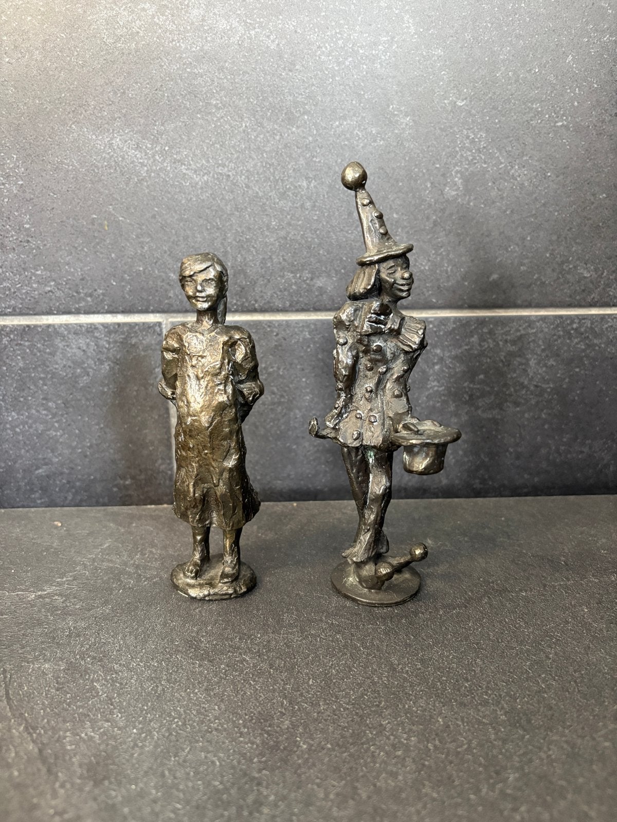 Twee bronzen beeldjes: meisje en nar, gesigneerd, Groep mensen, Minder dan 20 cm, Ophalen of Verzenden, Beeld