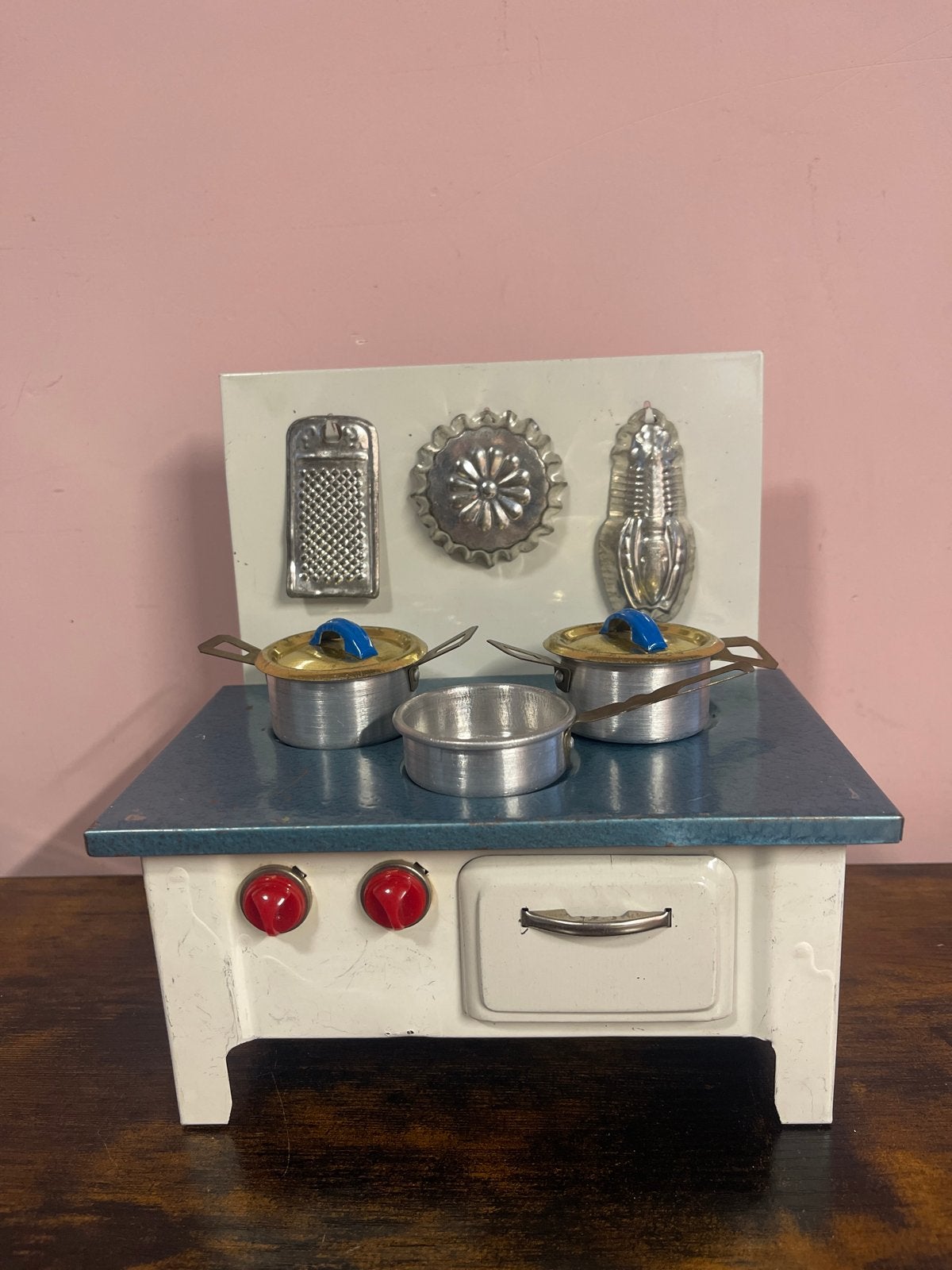 Vintage Miniatuur Speelgoedfornuis met Pannen en Vormpjes, Antiek en Kunst, Antiek | Speelgoed, Ophalen of Verzenden