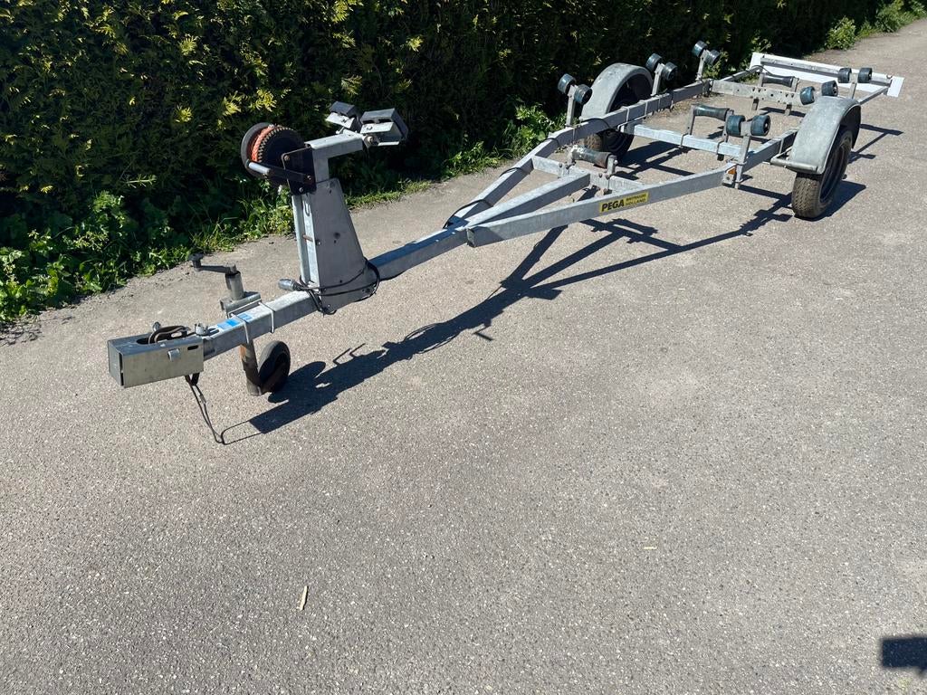 Pega boottrailer met nieuwe 750 kg as boot trailer, Watersport en Boten, Ophalen, Gebruikt, Met rollen
