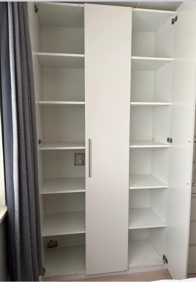 Witte kast met hoge, deuren en planken, Ophalen, Met plank(en), Gebruikt, 100 tot 150 cm