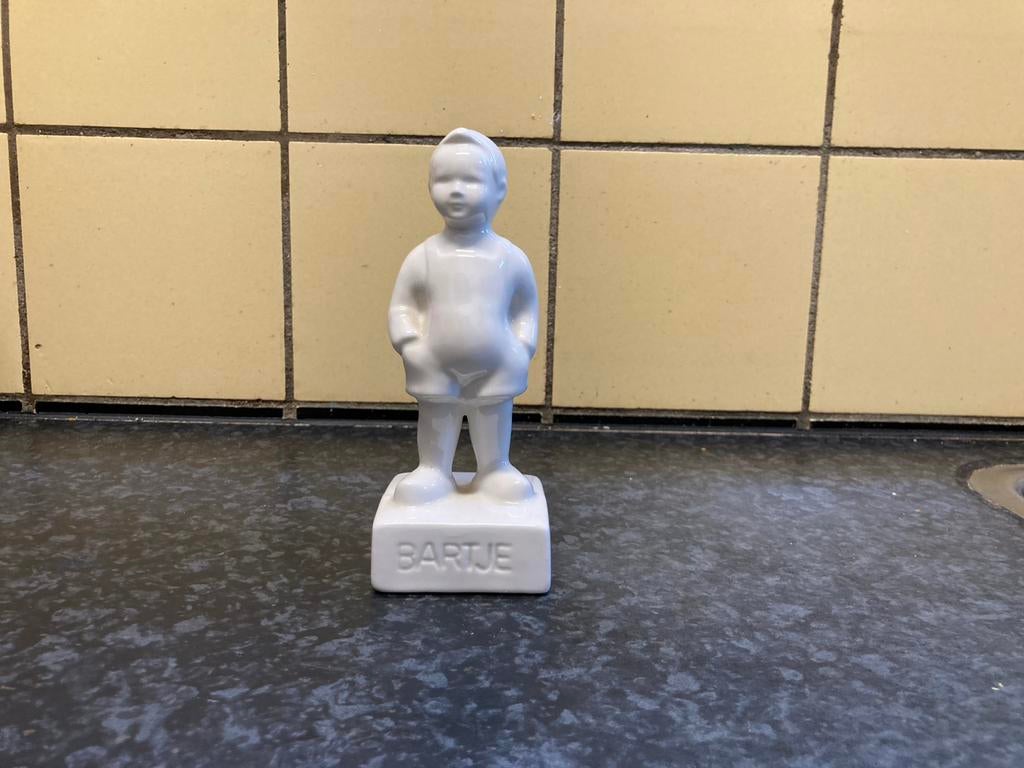 Bartje beeldje wit porselein, Verzamelen, Beelden en Beeldjes, Verzenden, Zo goed als nieuw, Mens