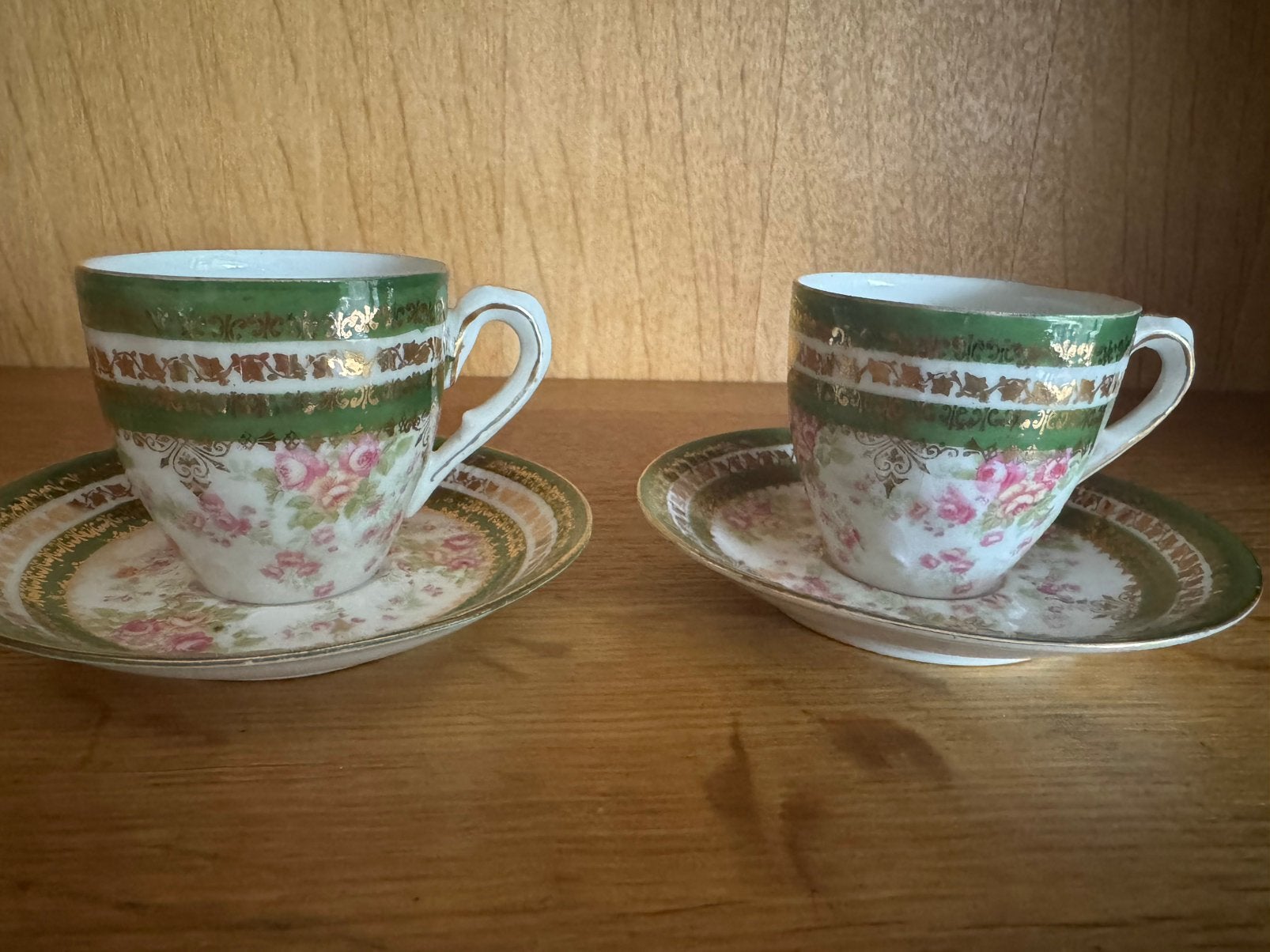 2 kleine, heel oude, kopjes met schoteltjes., Ophalen of Verzenden
