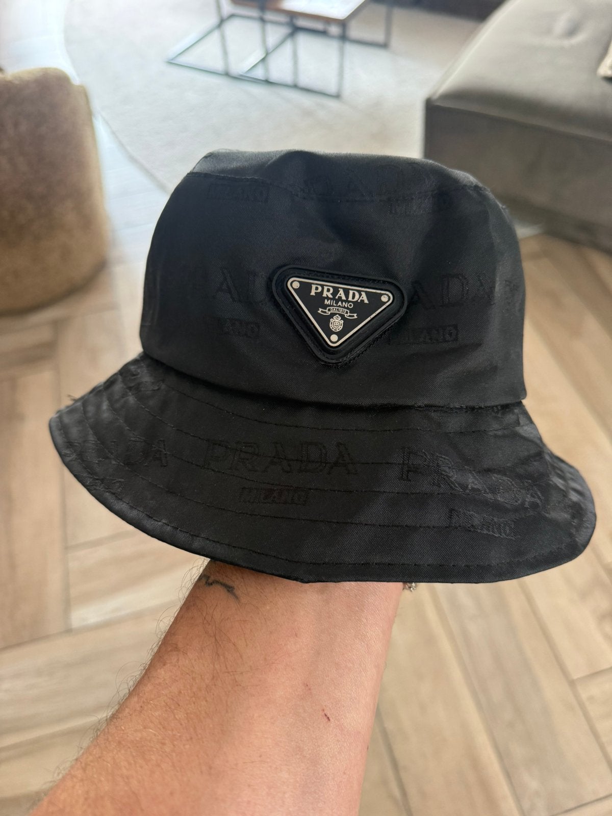 Prada Re-Nylon bucket hoed met logo, Ophalen of Verzenden, Nieuw, One size fits all, Hoed