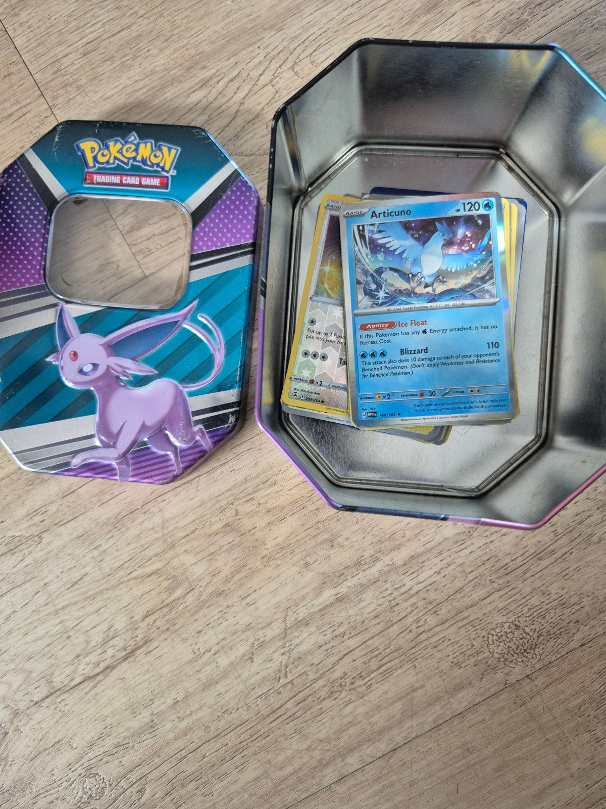 Pokémon Blik Eevee Evolutie met 50+ normale kaarten, Ophalen of Verzenden, Zo goed als nieuw, Meerdere kaarten
