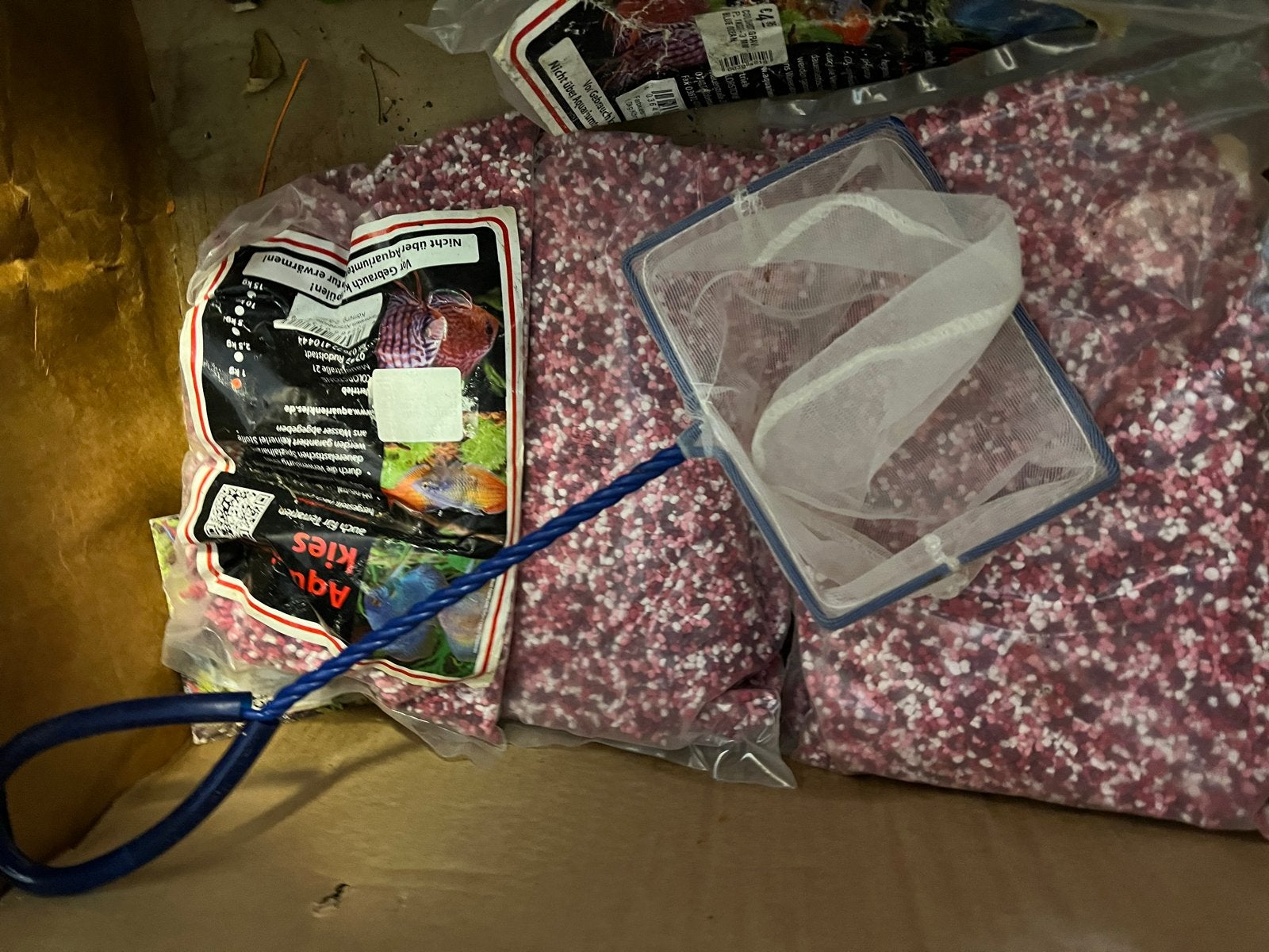 Vier zakken roze aquarium grint, Ophalen, Leeg aquarium