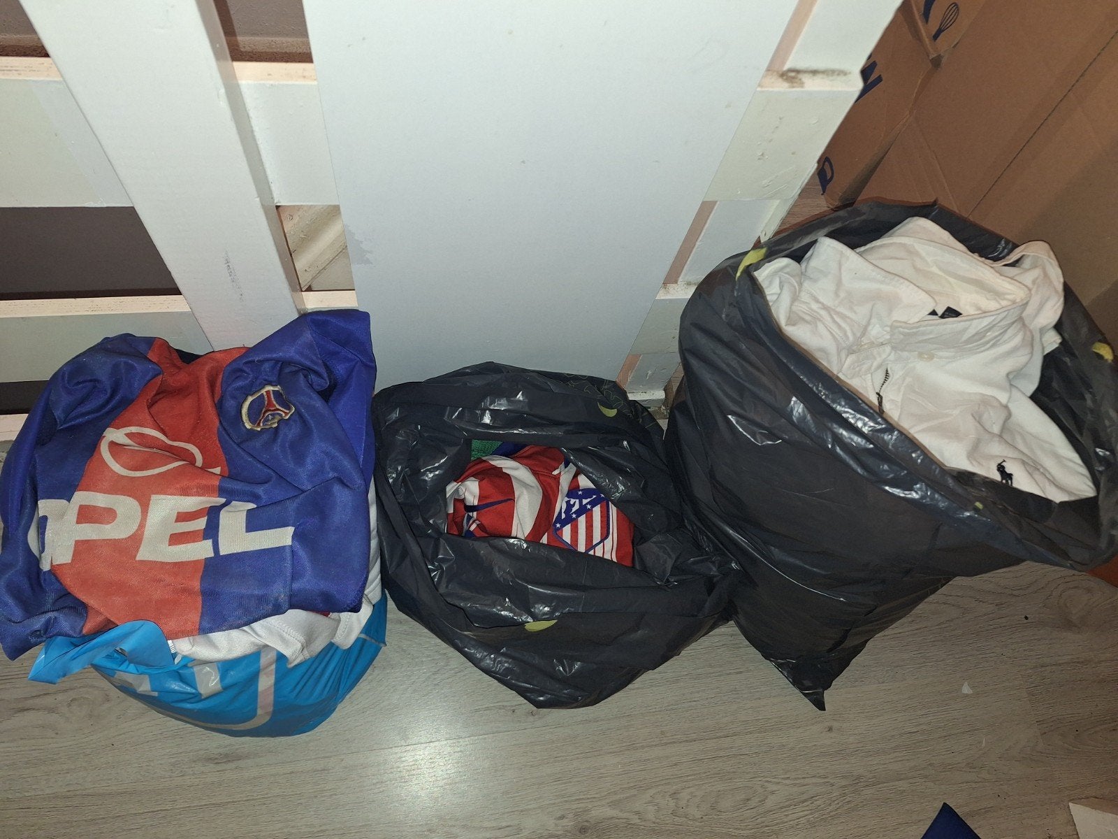 Partij 34 stuks – vintage kleding & sneakers (voetbalshirts), Ophalen of Verzenden, Gebruikt