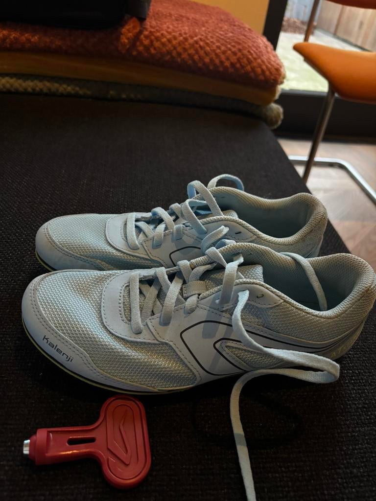 Leuke lichtblauwe spikes, maat 39!, Sport en Fitness, Ophalen, Zo goed als nieuw, Spikes, Overige merken