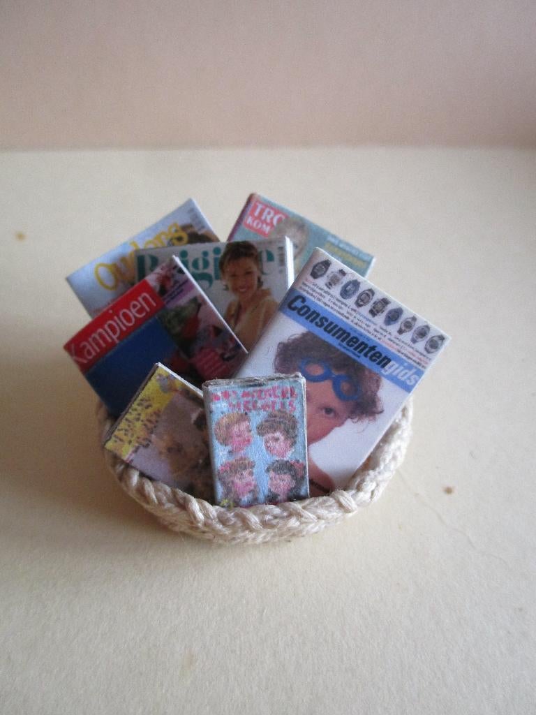 poppenhuis leuk mand met tijdschriften, Verzamelen, Poppenhuizen en Toebehoren, Ophalen of Verzenden, Zo goed als nieuw, Decoratie