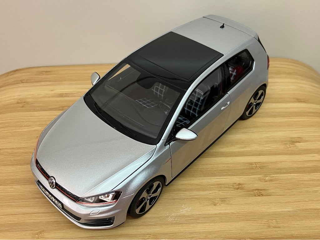 Volkswagen Golf 7 GTI van 2013 Reflex zilver   1/18 Norev, Hobby en Vrije tijd, Modelauto's | 1:18, Ophalen of Verzenden, Nieuw