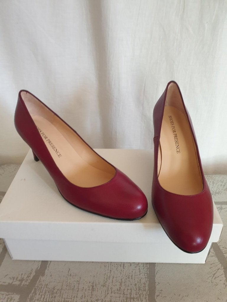 Mooie rode leren pumps. Mt 38 Merk Shoes for Presence, Kleding | Dames, Pumps, ., Nieuw, Ophalen of Verzenden