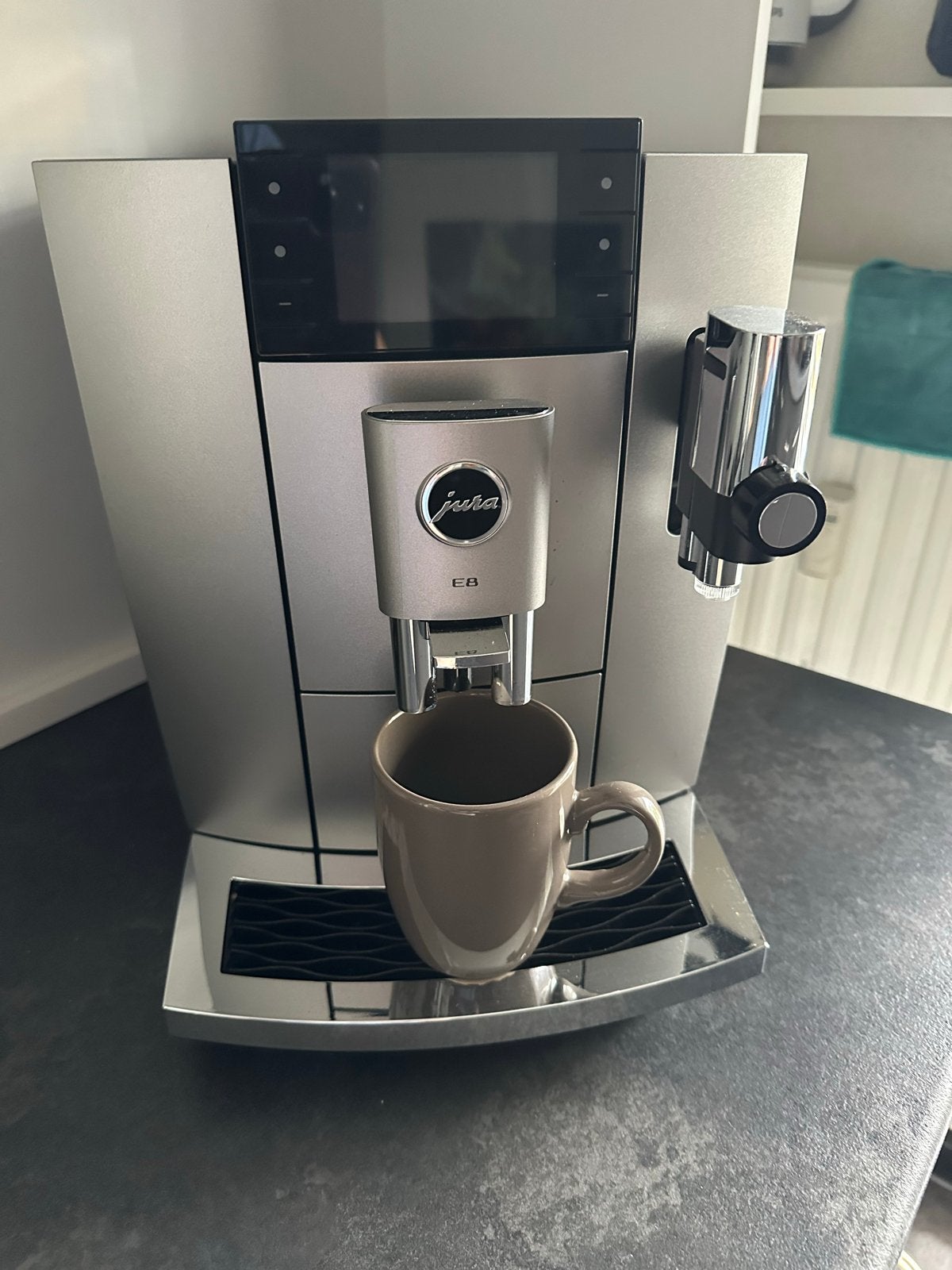 Jura E8 Koffiemachine - Zo goed als nieuw, Witgoed en Apparatuur, Koffiezetapparaten, Ophalen, Afneembaar waterreservoir, Koffiemachine