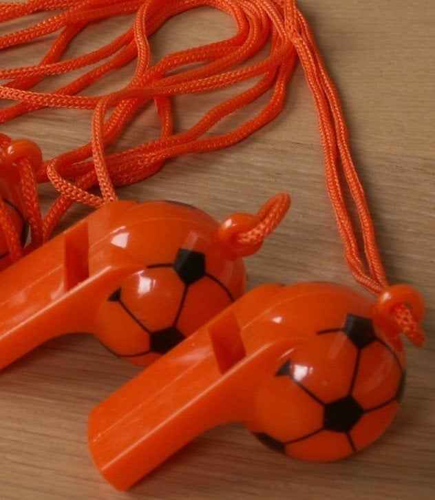 2x Oranje voetbal fluit aan oranje koord, Ophalen of Verzenden, Nieuw, Verjaardag