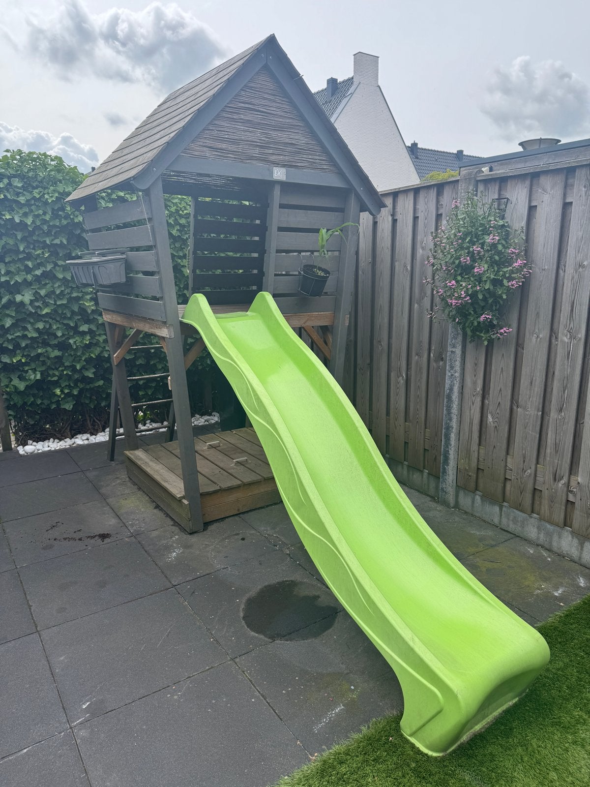 Speelhuisje vab EXIT met glijbaan en zandbak, Kinderen en Baby's, Speelgoed | Buiten | Speeltoestellen, Ophalen, Gebruikt, Zandbak