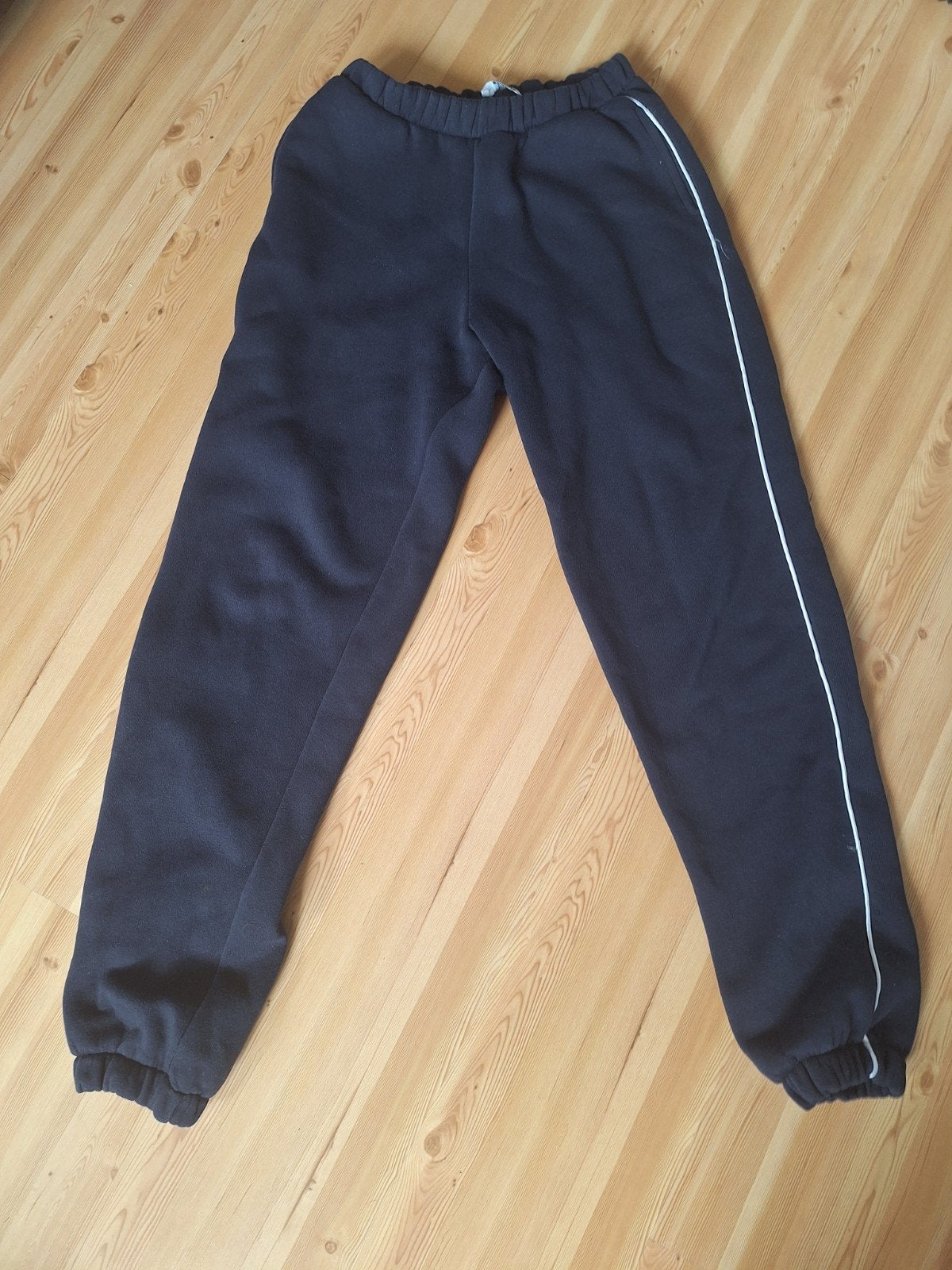Blauwe joggingbroek met witte strip - Zo goed als nieuw, Blauw, DISTRIKT NØRREBRO, Ophalen of Verzenden, Zo goed als nieuw