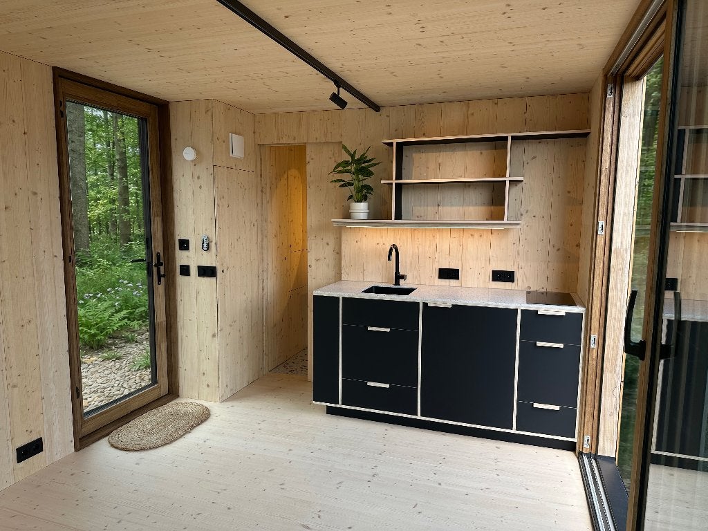 Woodbeat — Handgemaakte houten cabin, direct leverbaar, 200 tot 400 cm, 3 ramen of meer, Overige typen, Nieuw