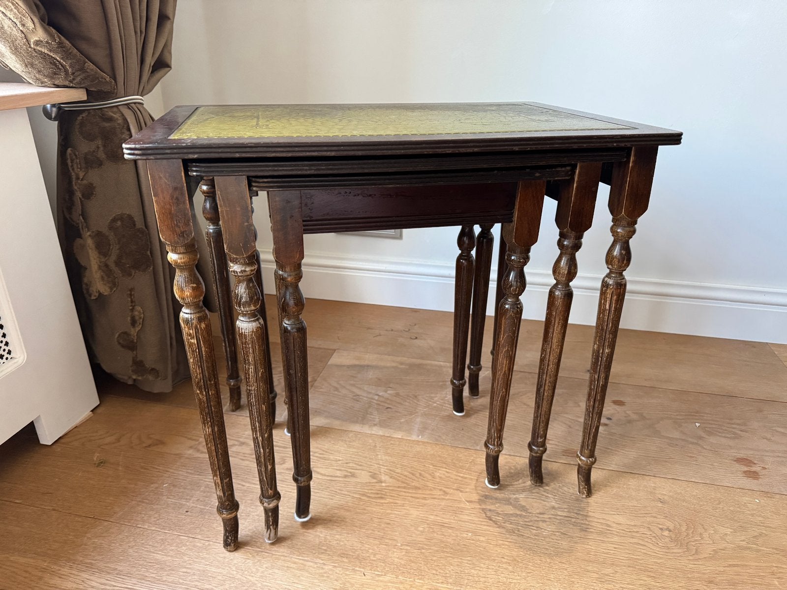SUITE OF 3 NESTING TABLES IN WOOD AND GREEN LEATHER, Ophalen