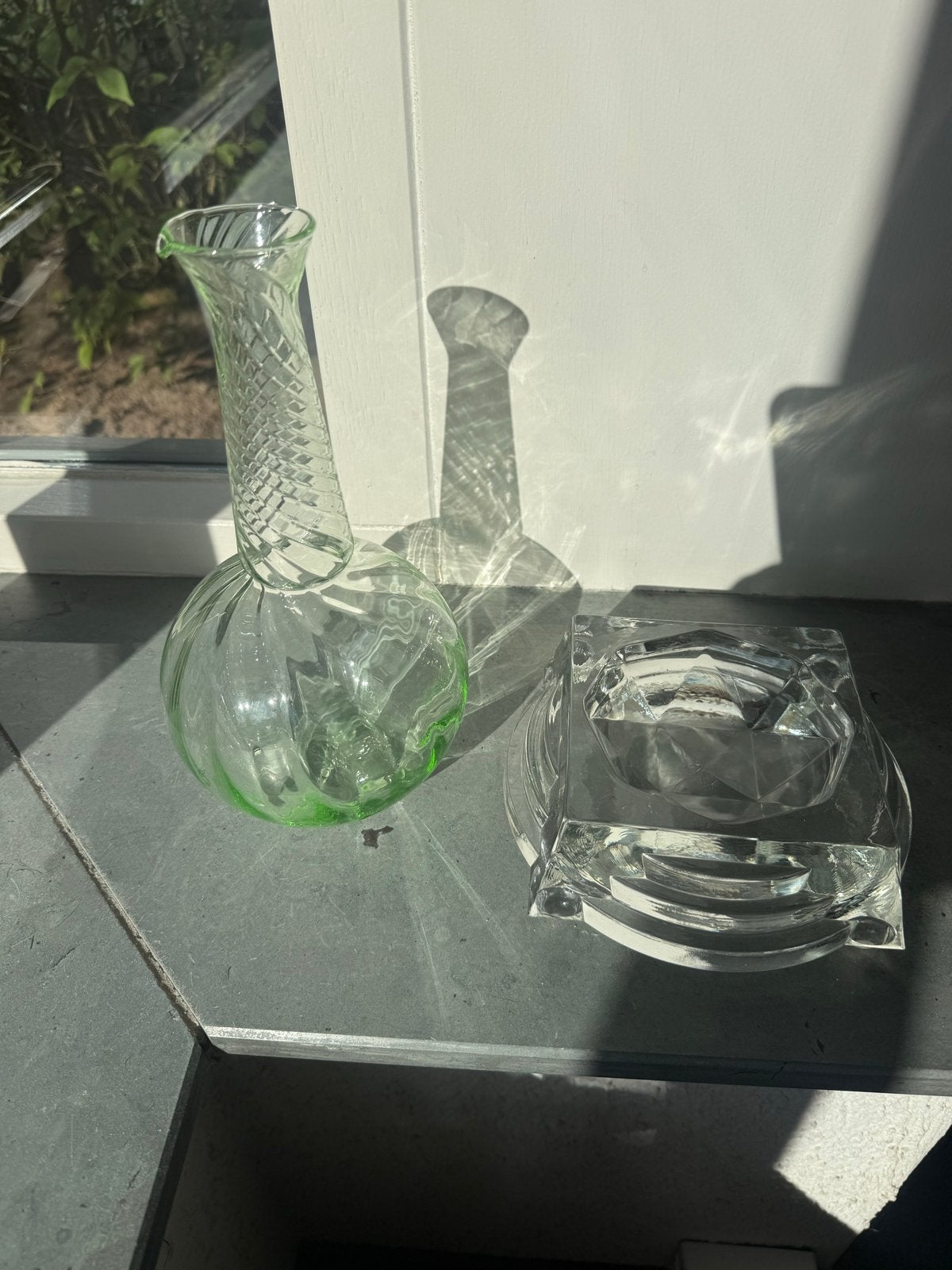 Vintage Groene Glazen Karaf met Gedraaide Hals, Antiek en Kunst, Antiek | Vazen, Ophalen