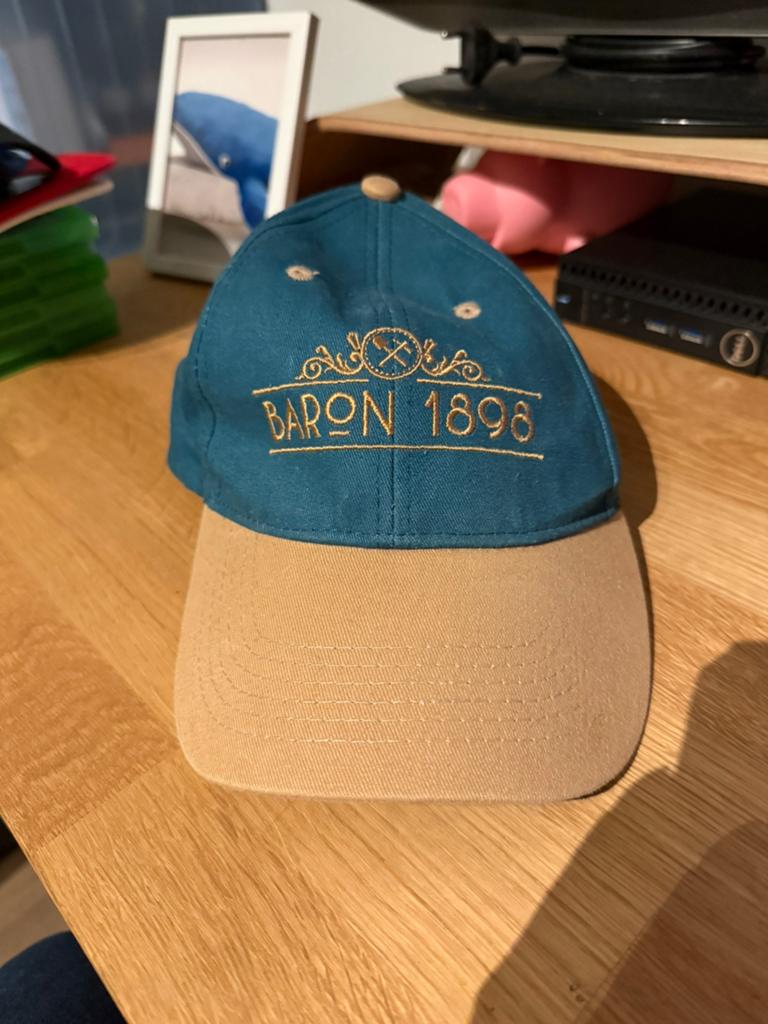 De Baron 1898 Pet, Verzamelen, Efteling, Ophalen of Verzenden, Zo goed als nieuw, Kleding