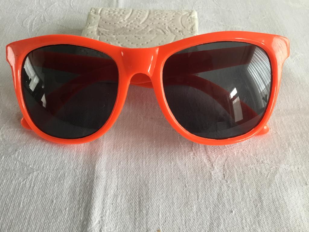 ORANJE     ZONNEBRIL        (  AAVALLEN  ), Ophalen of Verzenden, Zo goed als nieuw, Oranje, Overige merken