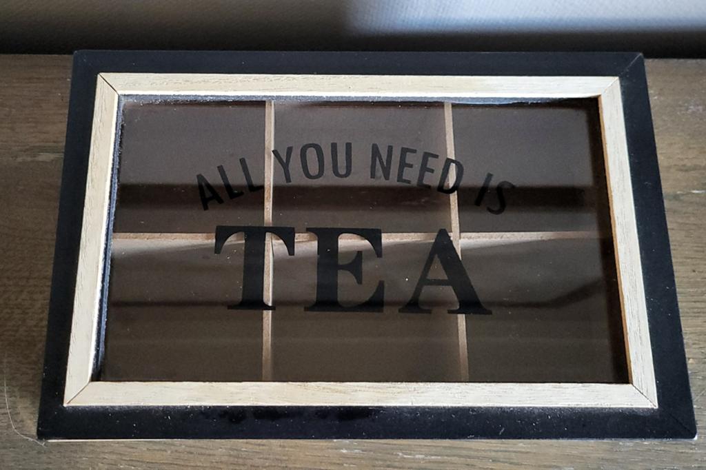 Mooie theedoos met tekst 'All you need is tea', Gebruikt, Hout, Ophalen of Verzenden, Zwart