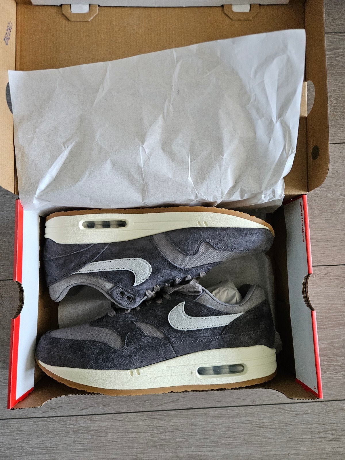 Nike Air Max 1 PRM - Soft Grey/Neutral Grey - Maat 45, Kleding | Heren, Overige kleuren, Nike, Nieuw, Ophalen of Verzenden