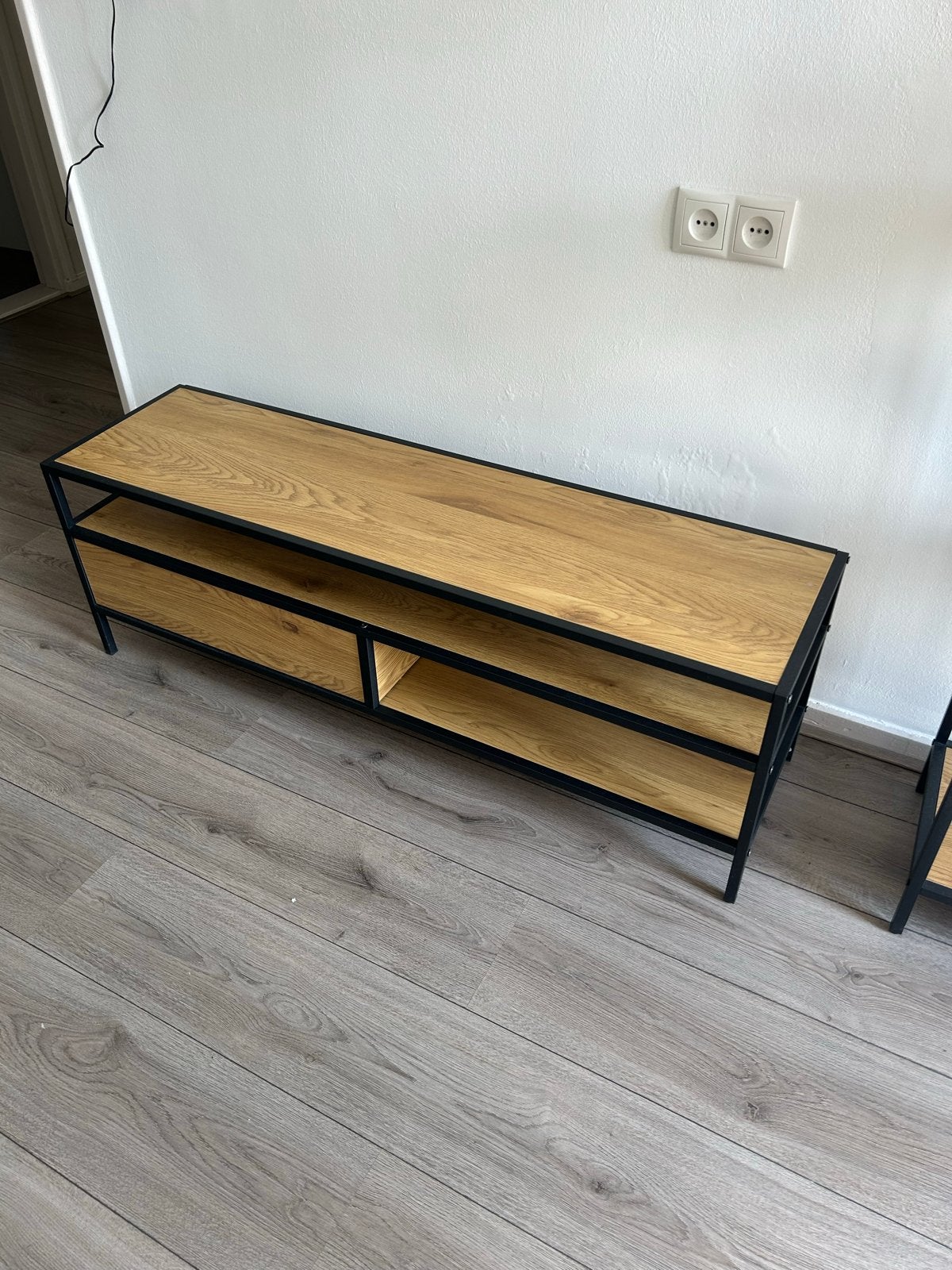 JYSK TRAPPEDAL TV-meubel eiken/zwart - Zo goed als nieuw!, Ophalen, 100 tot 150 cm, Eikenhout, Zo goed als nieuw
