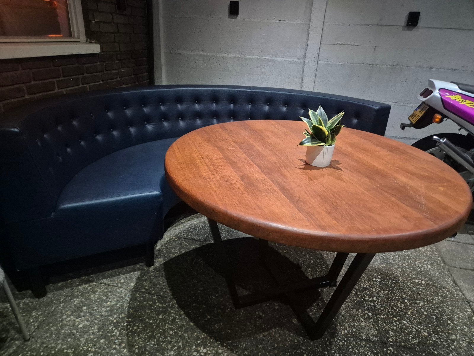 Ronde lederen bank met houten tafel (120 cm), Ophalen