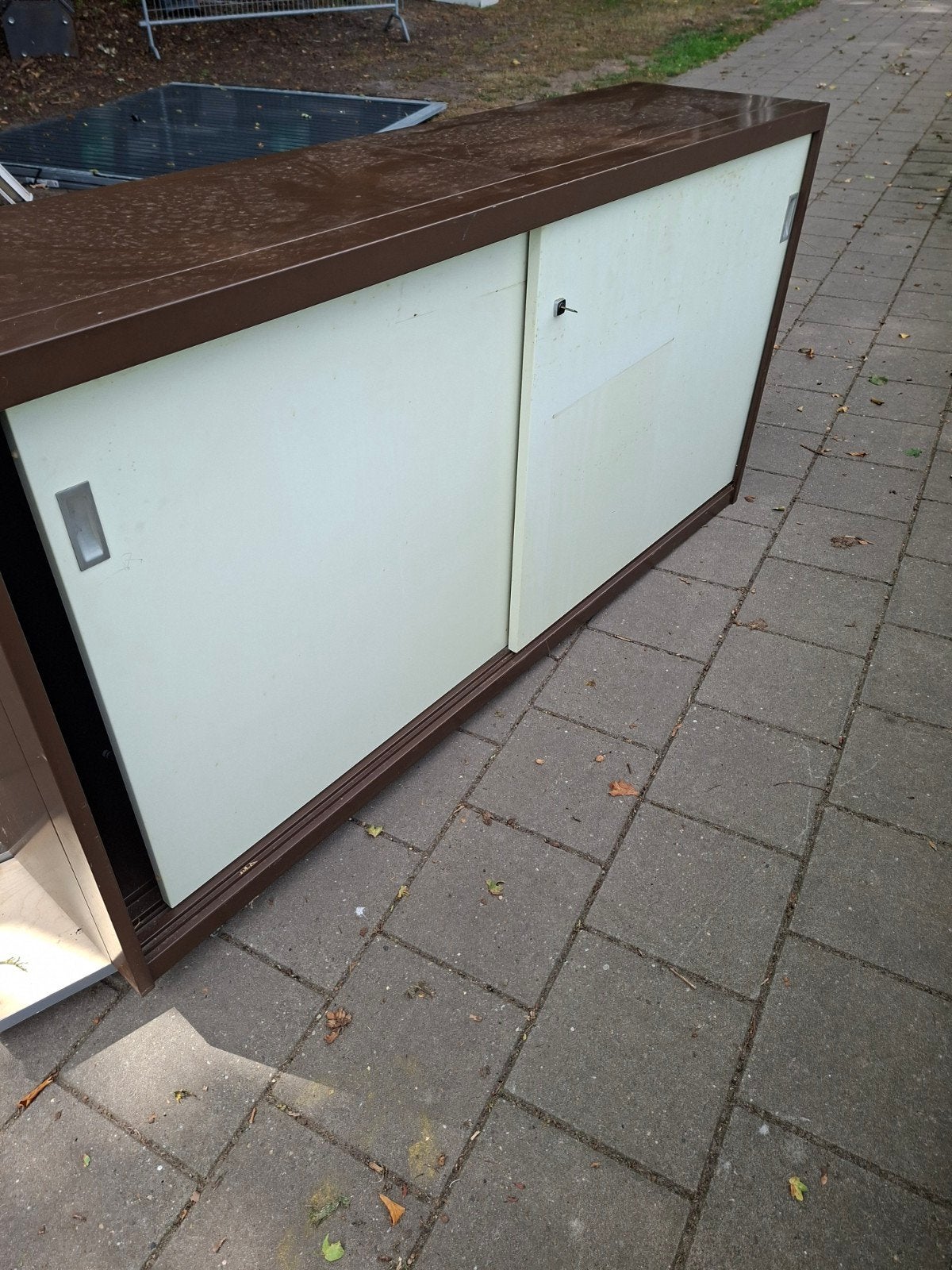 mooie grote ijzeren schuifdeur kast met schappen en slot., Ophalen, 25 tot 50 cm, 50 tot 100 cm, 150 tot 200 cm