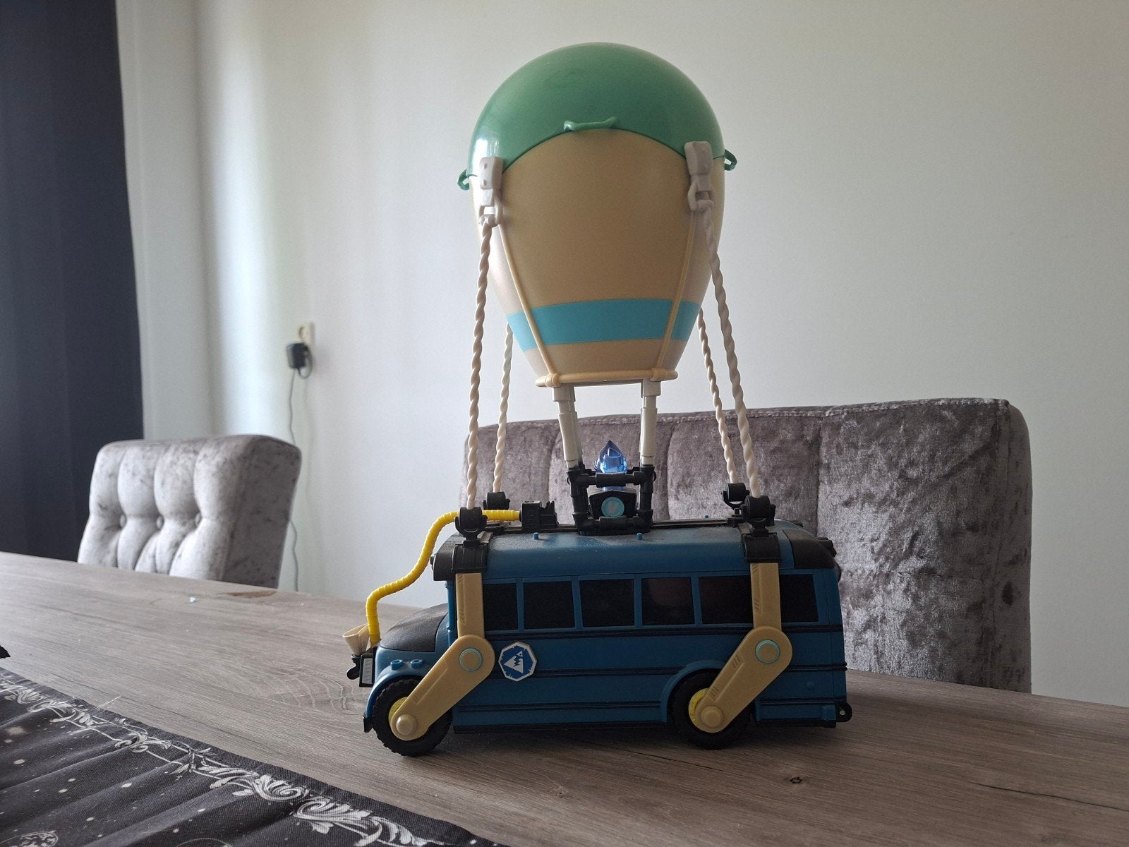 Fortnite battle bus, Ophalen