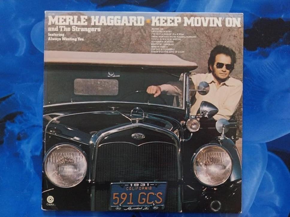 LP - MERLE HAGGARD - KEEP MOVIN' ON - 1975, Ophalen of Verzenden, Gebruikt