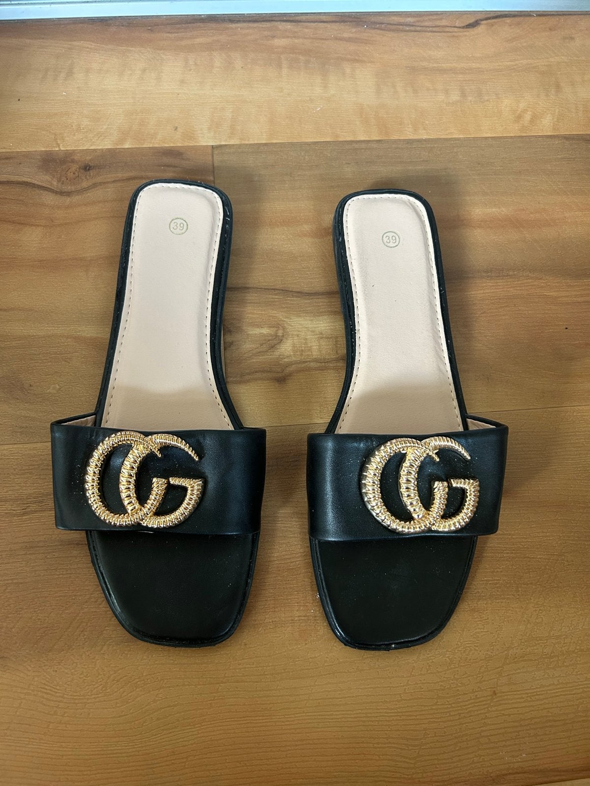 Zwarte slippers met gouden detail, maat 39, Ophalen of Verzenden, Zo goed als nieuw, Zwart, Slippers