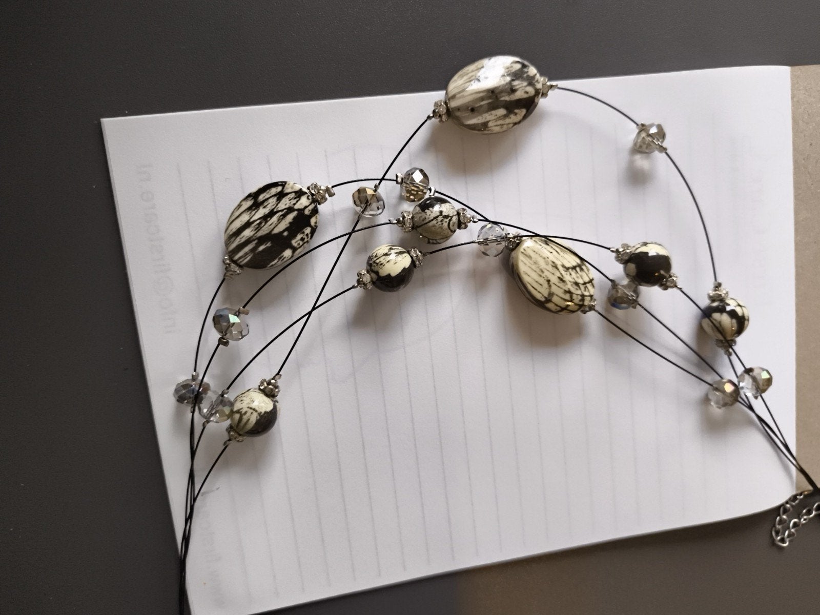 mooie ketting, zwart-wit-grijs-zilver, Ophalen of Verzenden, Nieuw, Grijs, Overige materialen