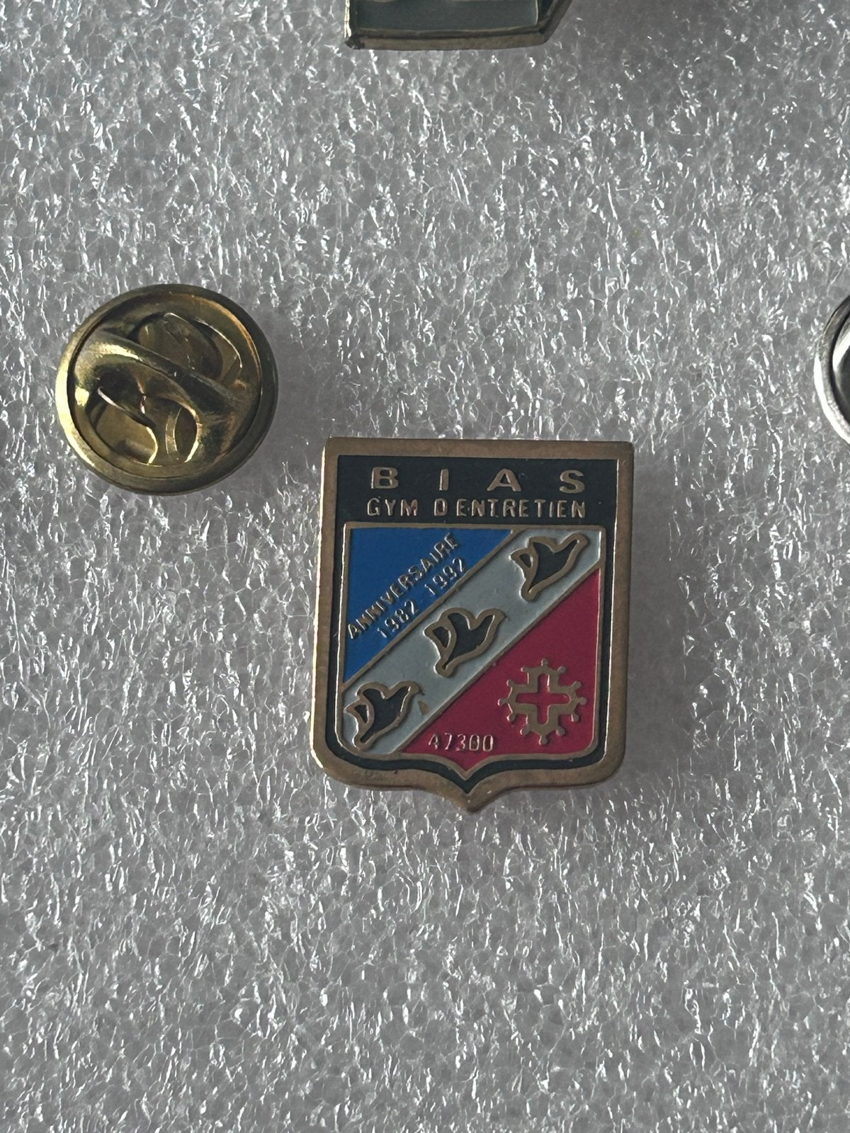Vintage BIAS GYM D'ENTRETIEN Jubileum Speldje 1982-1997, Ophalen of Verzenden, Gebruikt, Overige onderwerpen, Speldje of Pin