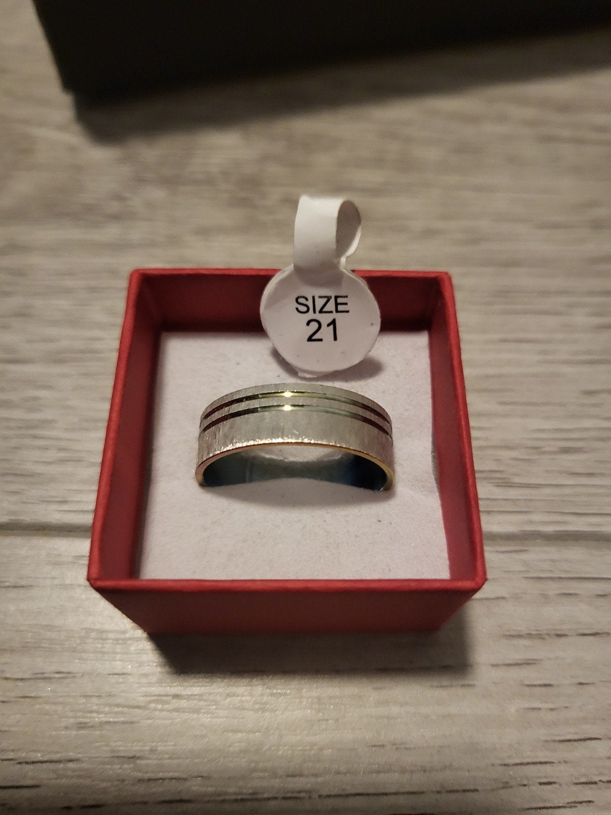 Nieuwe zilverkleurige ring met gouden strepen, maat 21, Overige materialen, 20 of groter, Nieuw, Ophalen of Verzenden