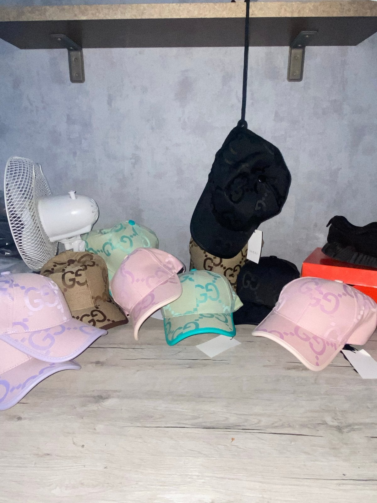 Diverse nieuwe Gucci petjes met prijskaartje, Ophalen of Verzenden, Nieuw, One size fits all, Pet