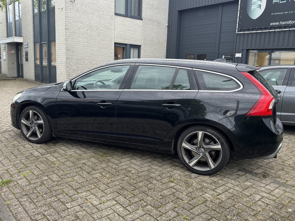 Volvo V60 1.6 T3 150pk Kinetic R-Design Origineel NL Auto !, Voorwielaandrijving, Stof, Gebruikt, Zwart