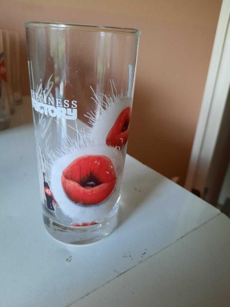 Coca Cola glas, happiness factory, Verzamelen, Merken en Reclamevoorwerpen, Ophalen of Verzenden, Gebruiksvoorwerp
