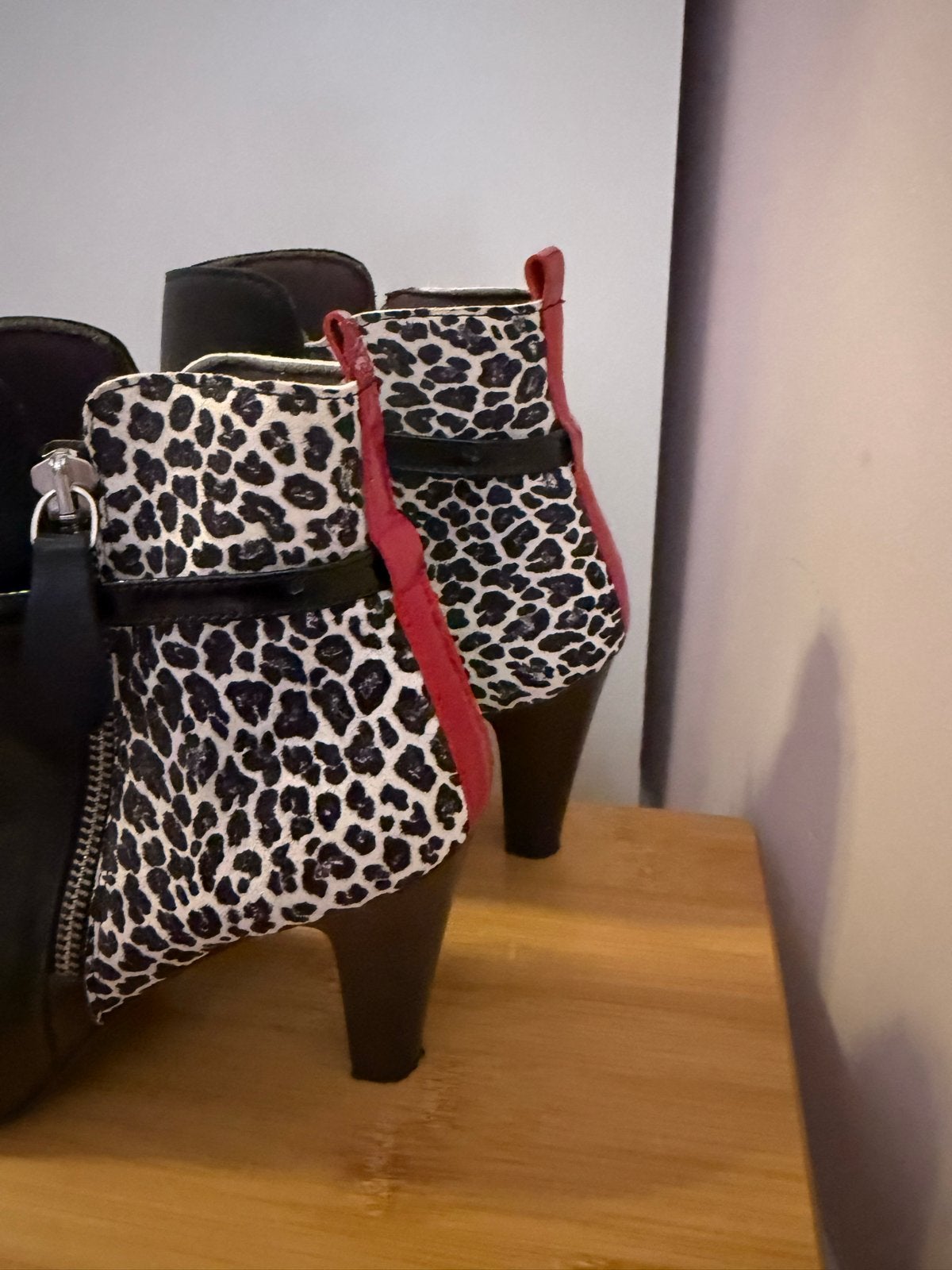 Sexy hakken met leuke print - Maat 40, Zwart, Ophalen of Verzenden, Zo goed als nieuw, Schoenen met hoge hakken