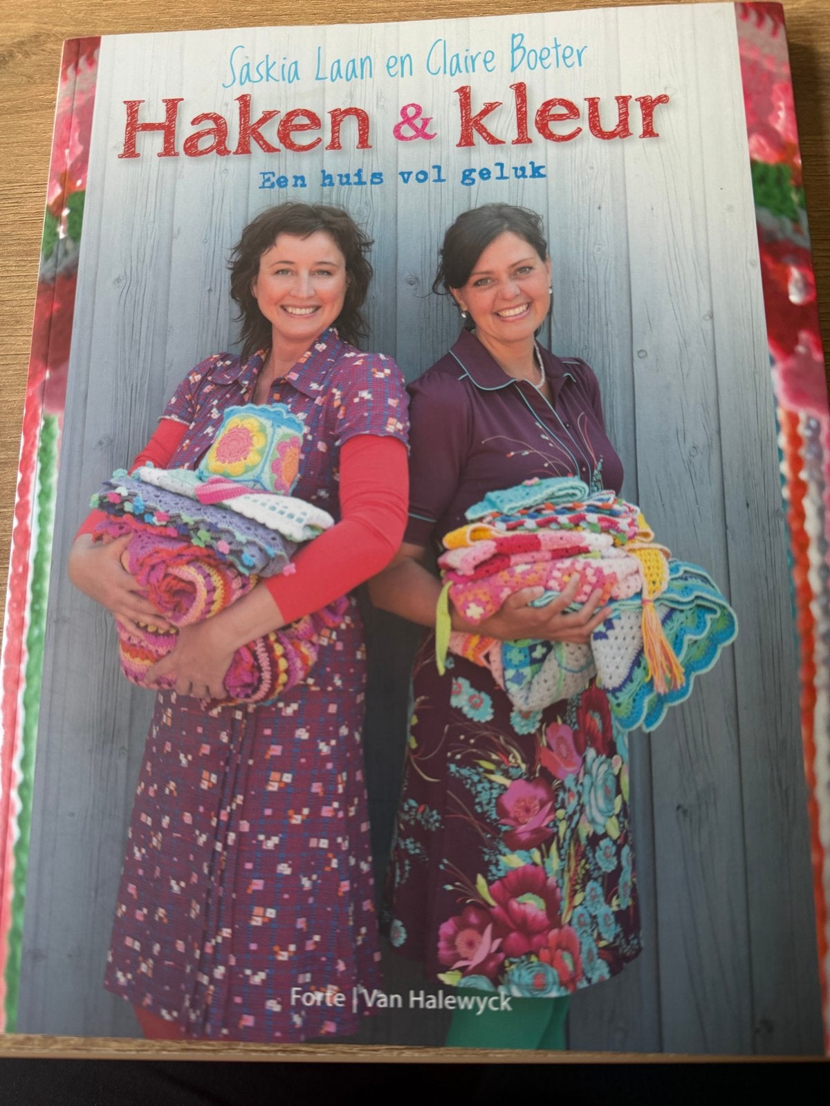 Haken & Kleur: Een huis vol geluk - Saskia Laan & Claire Boe, Boeken, Ophalen of Verzenden, Gelezen, Breien en Haken