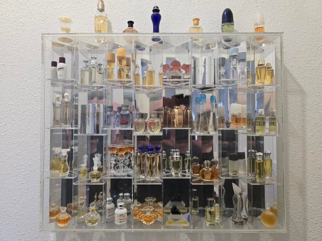Parfum Miniaturen in Vitrinekast, Ophalen of Verzenden