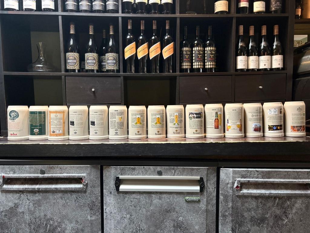 Verzameling stenen bierpullen “Brand bier”, Ophalen, Zo goed als nieuw, Pul(len), Brand