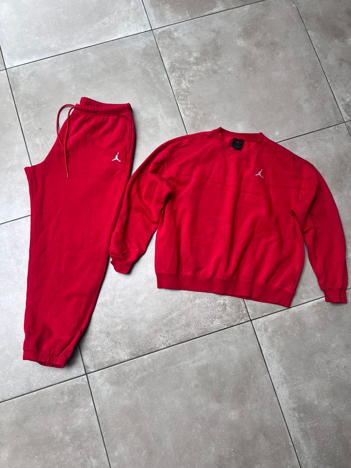 JORDAN RODE SWAETER TRAINING TRUI / BROEK SET MAAT L / XL, Kleding | Heren, Maat 56/58 (XL), Ophalen of Verzenden, Zo goed als nieuw