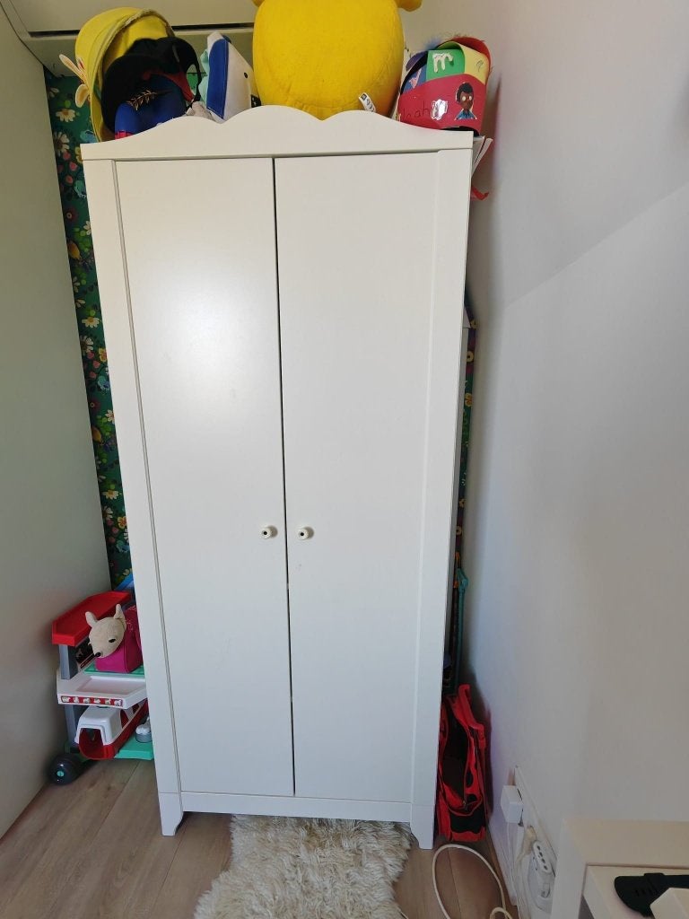 Witte kledingkast met hangruimte en planken, Huis en Inrichting, Ophalen, Met plank(en), 50 tot 100 cm, Zo goed als nieuw