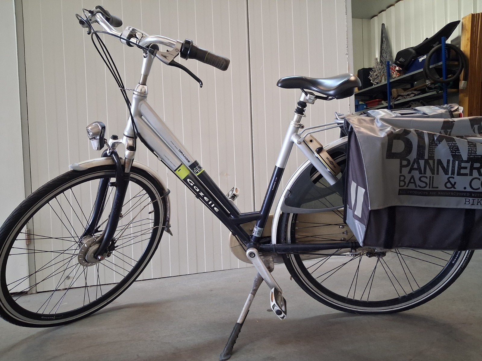 Foto 2 van Gazelle damesfiets met zijtassen - Goede staat