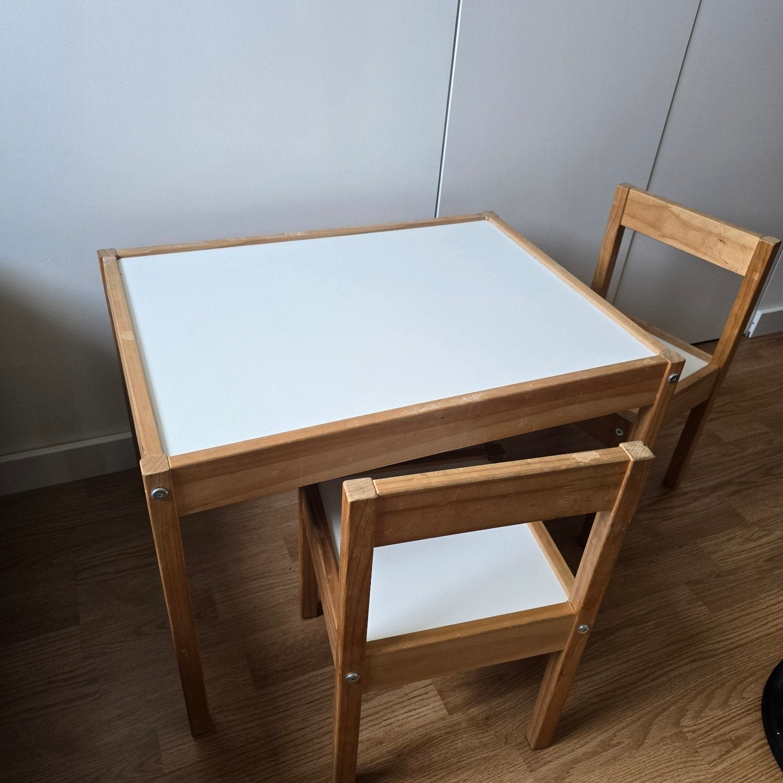 IKEA LÄTT Kinder Tafel en 2 Stoelen, Ophalen, Gebruikt, Tafel(s) en Stoel(en)