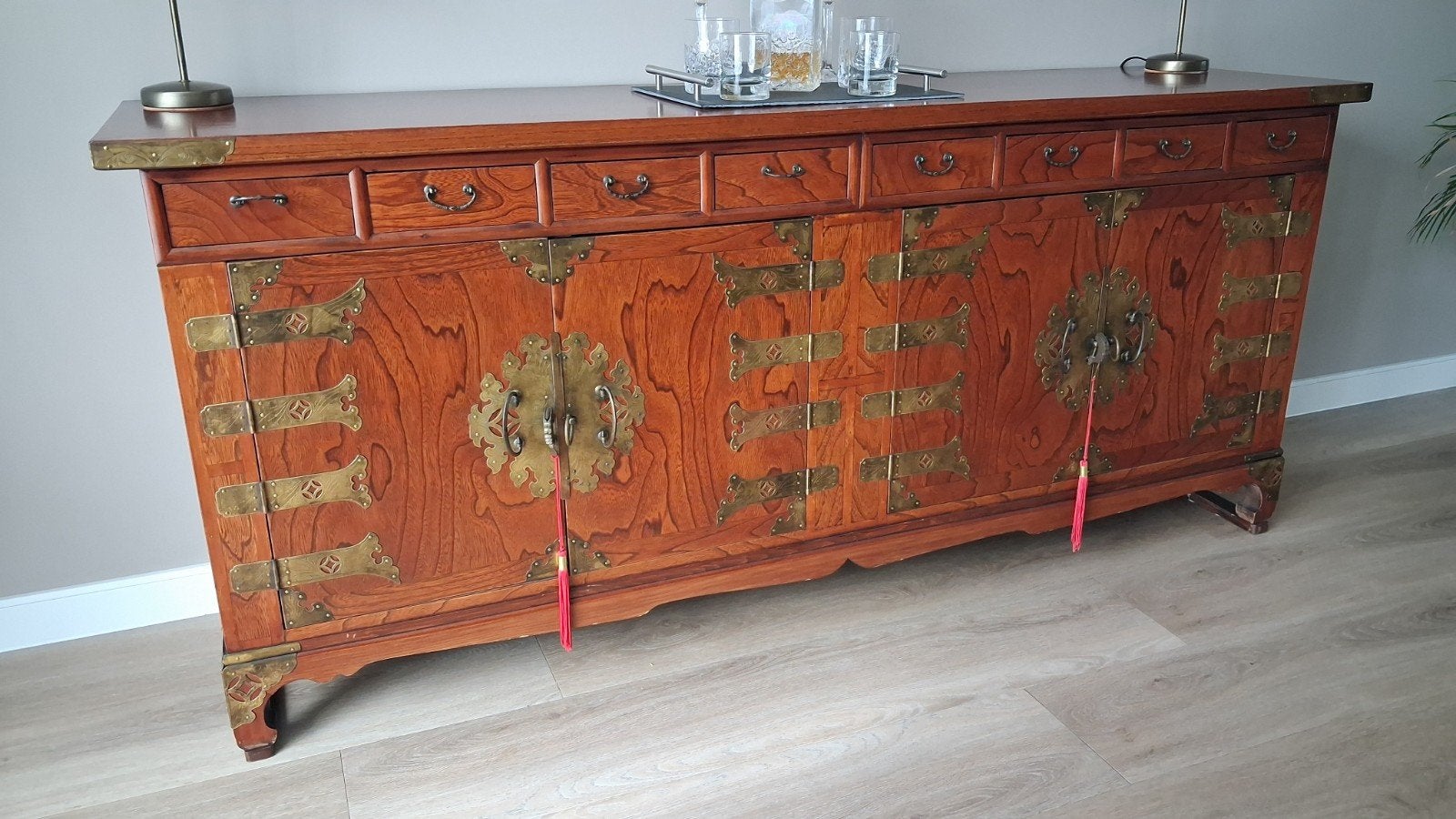 Aziatisch dressoir met messing beslag