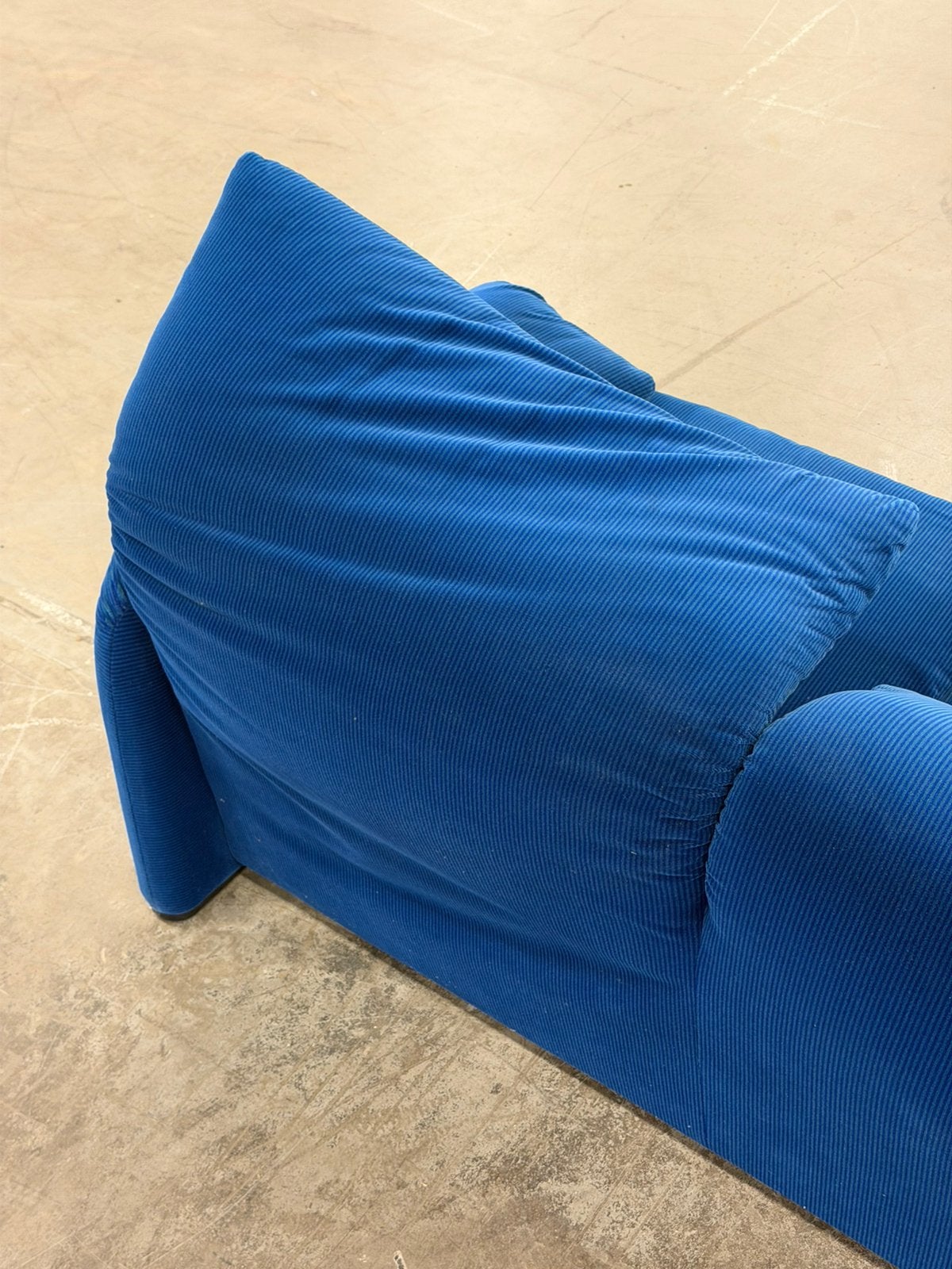 Cassina Maralunga 2-zits Bank | Blauw | Vintage Nieuwstaat, Huis en Inrichting, Banken | Bankstellen, 150 tot 200 cm, 75 tot 100 cm