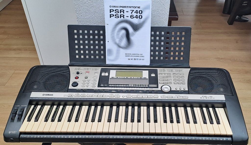 Yamaha Portatone PSR-740 Keyboard met standaard en MIDI, Muziek en Instrumenten, Yamaha, Ophalen of Verzenden, Midi-aansluiting