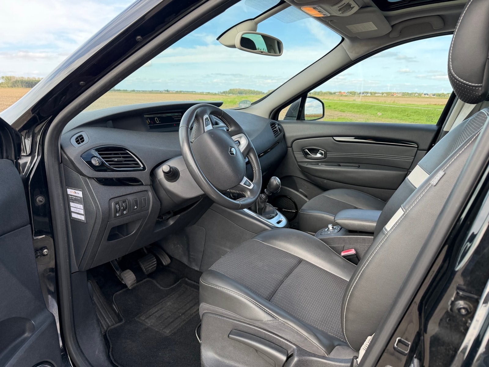 Foto 12 van Renault Grand Scenic 1.4 TCE 96KW 7P 2011 Zwart