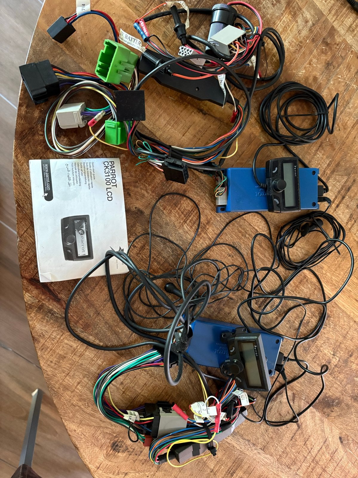2x Parrot CK3100 carkit - Bluetooth handsfree set, Telecommunicatie, Carkits, Gebruikt, Inbouw, Complete carkit, Overige merken